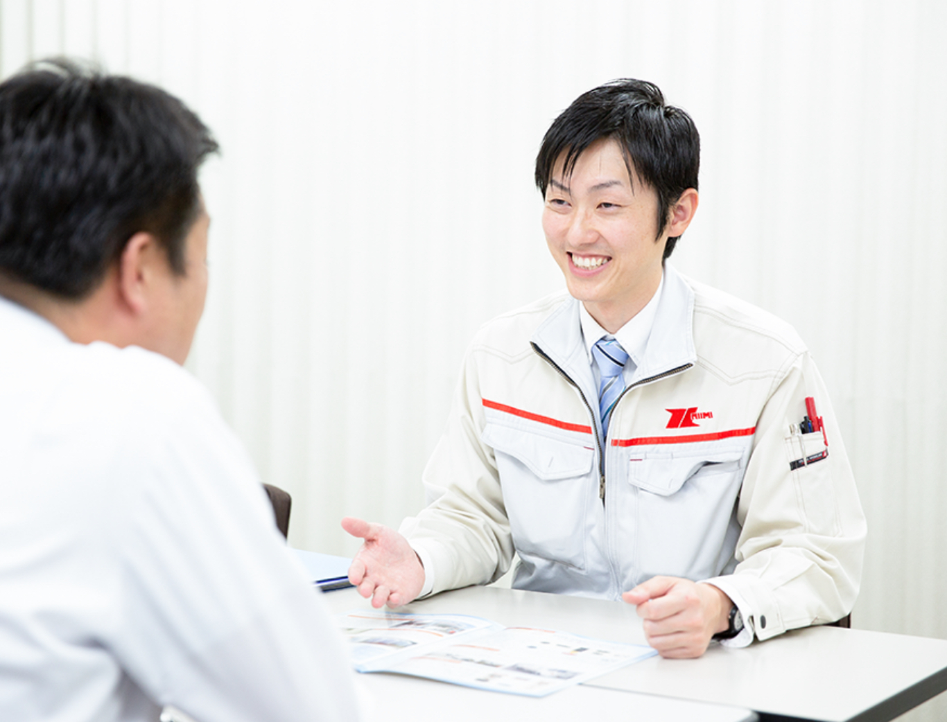 お客様に営業をするニイミ産業社員