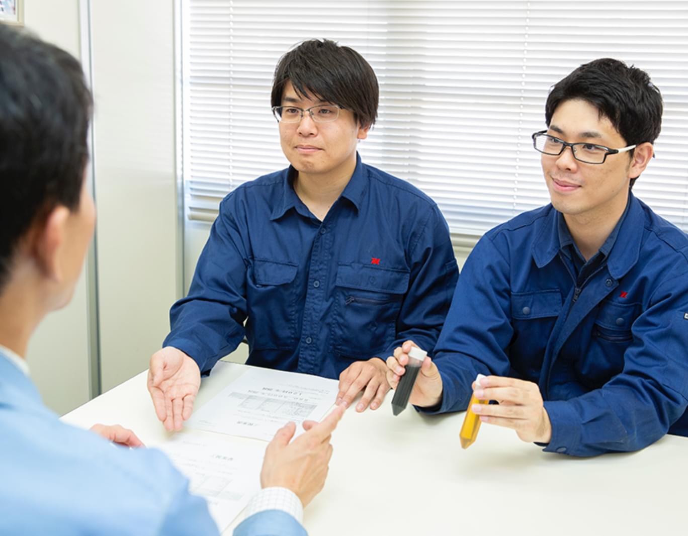 お客様に合わせた潤滑油の提案をするニイミ産業社員