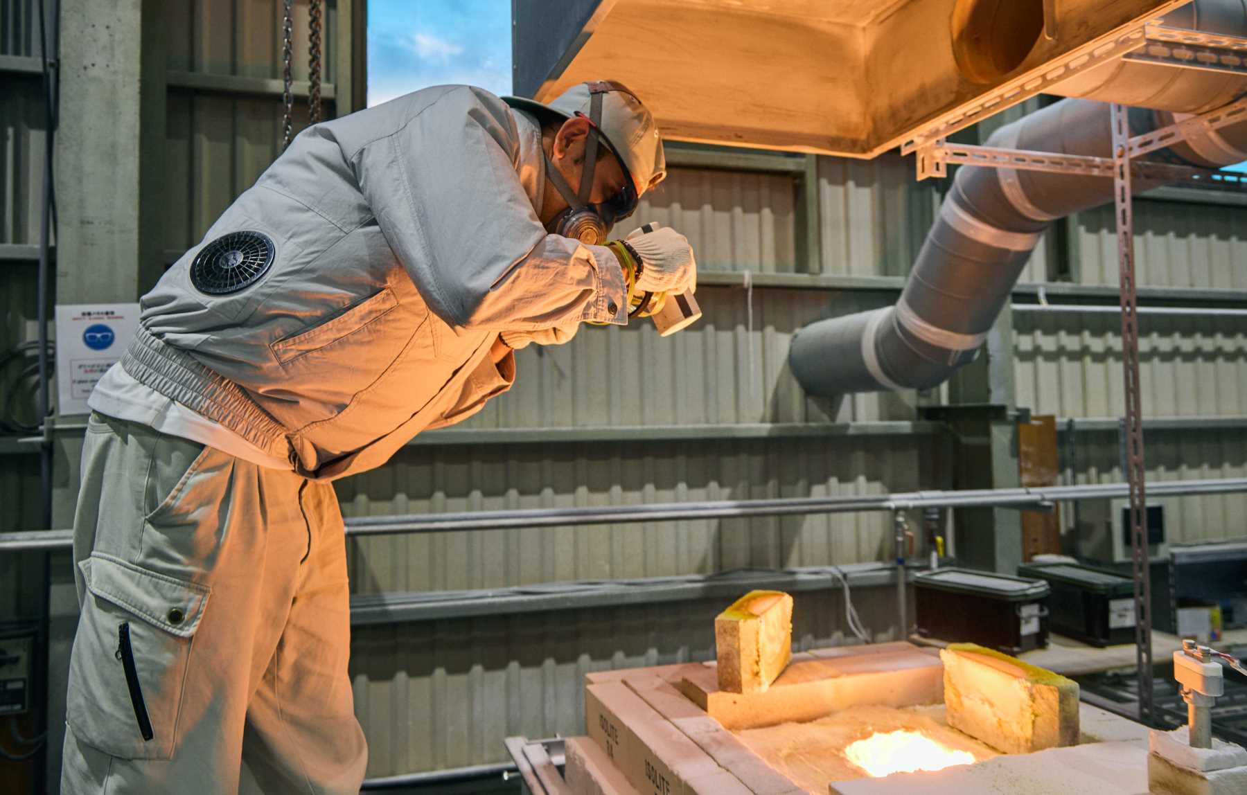 炉の燃焼具合を目視で確認