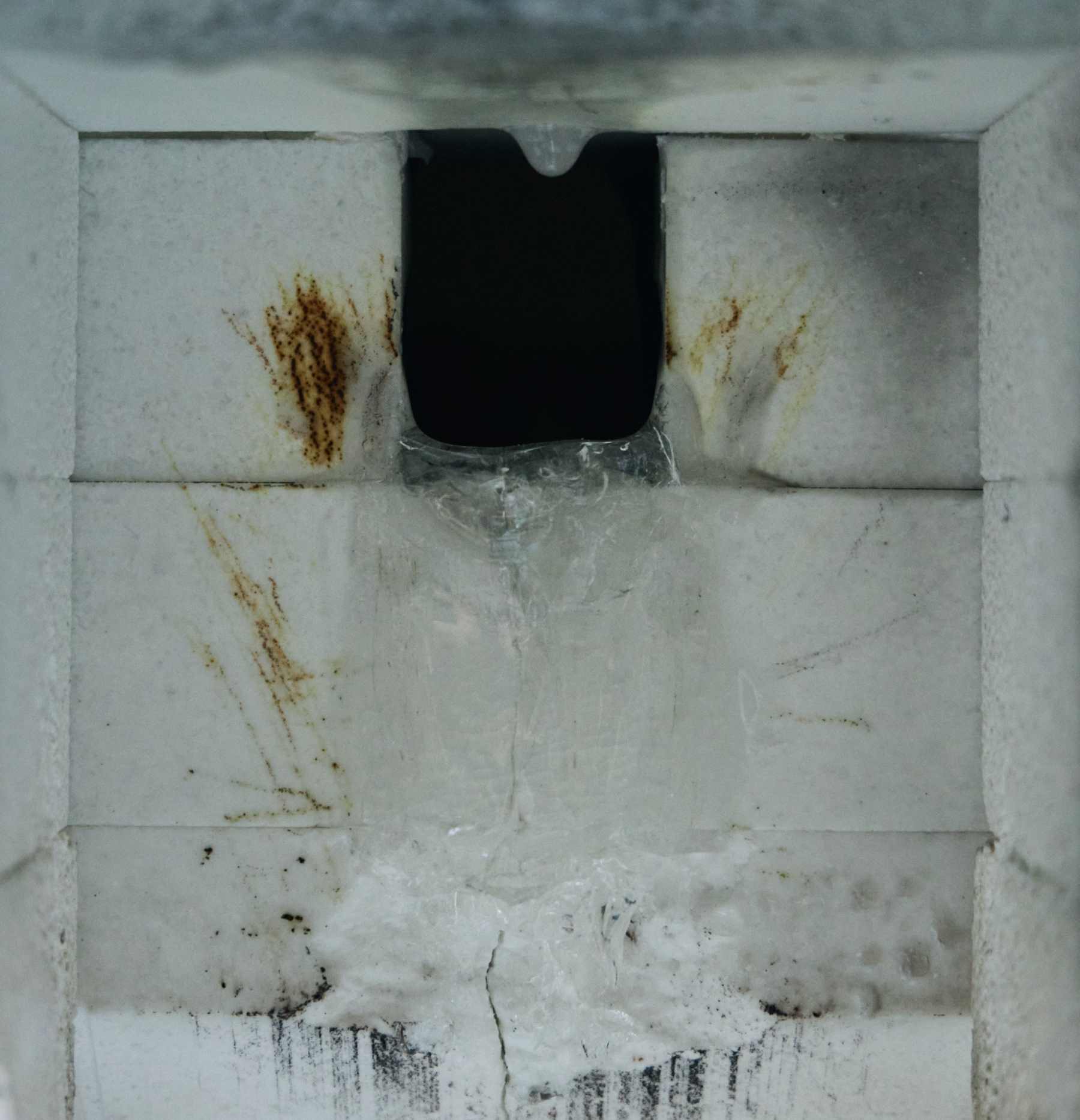 炉の開口部から流れ出て固まったガラス