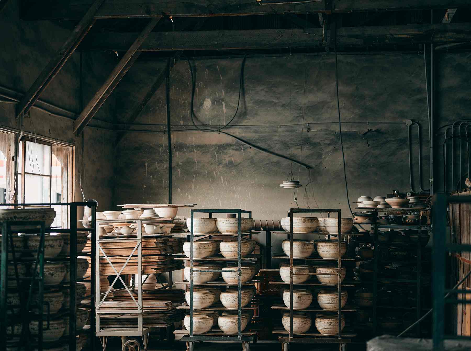 差し込む光りと、高い天井が織り成す陰影のコントラストが美しい作業場