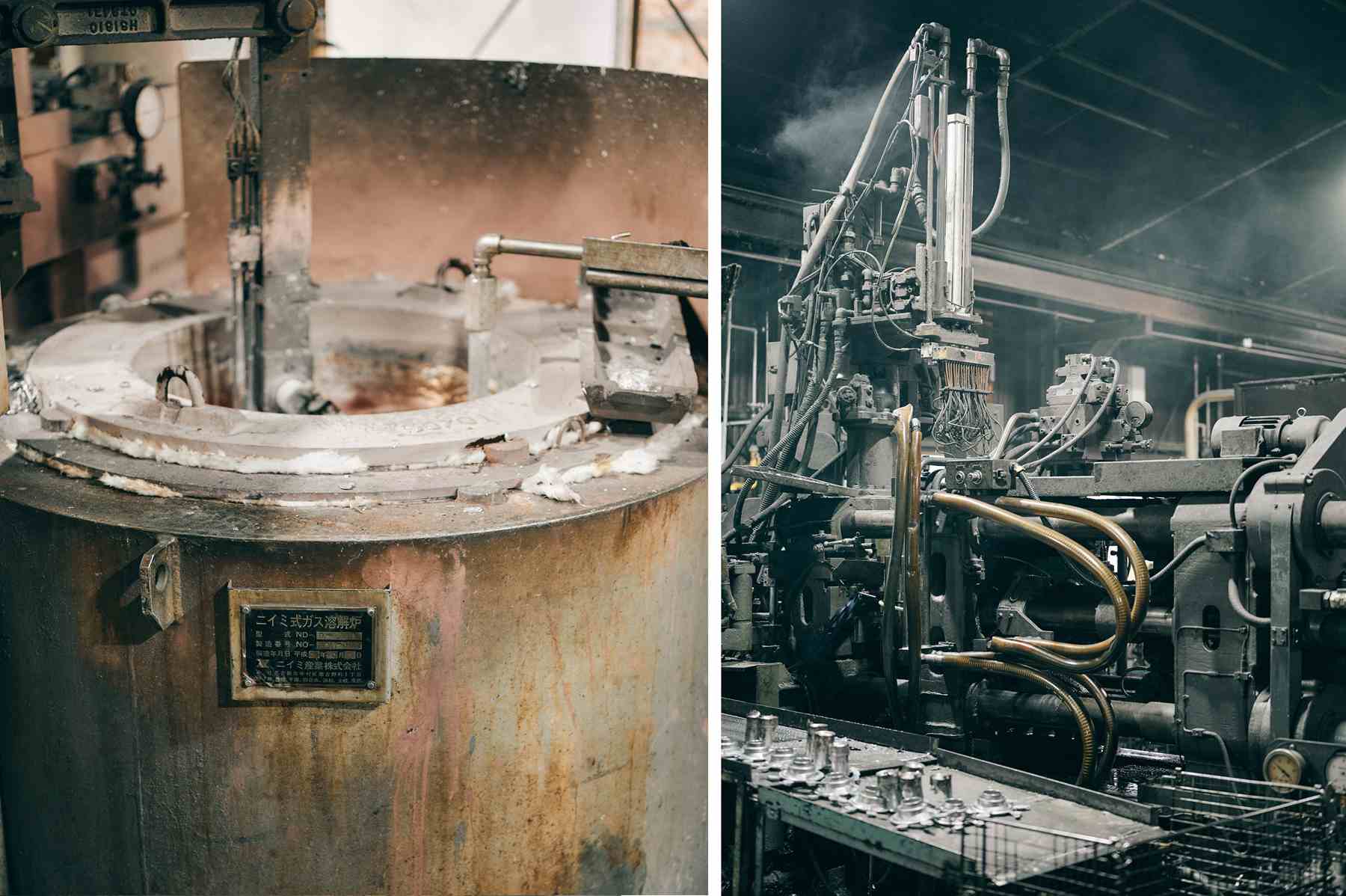 アルミの溶解炉(左)とプレス成形された製品が流れてくる様子(右)