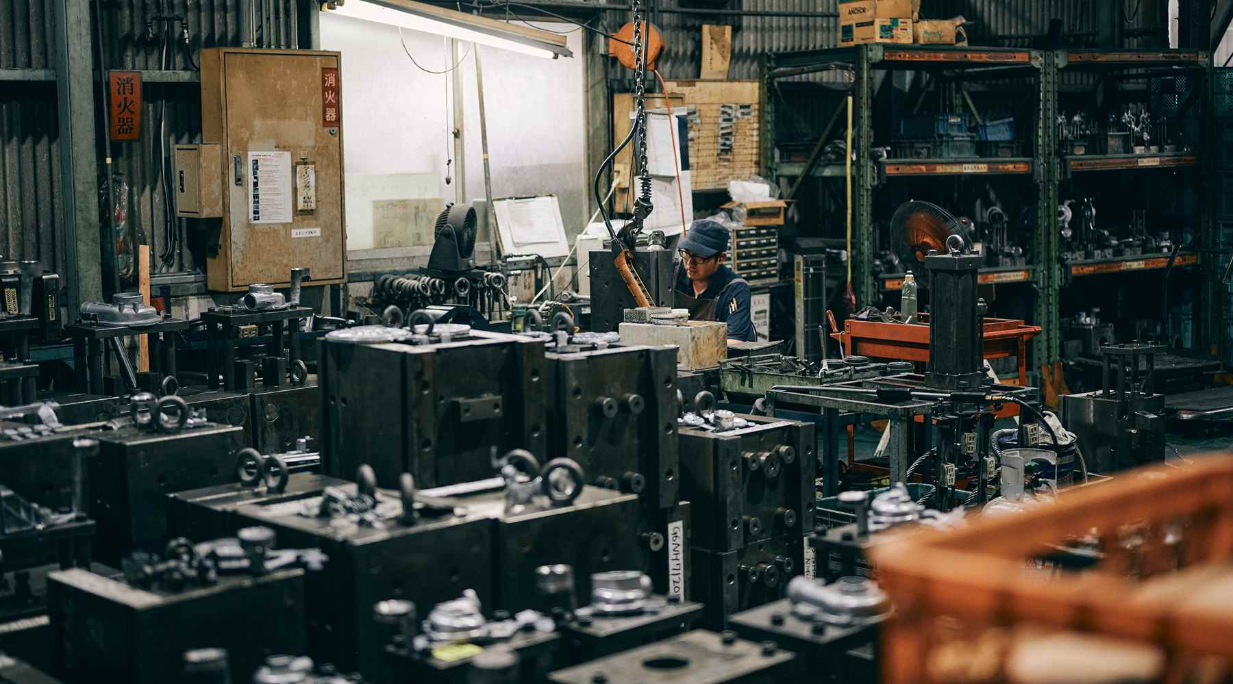 メンテナンスが行われている無数の金型