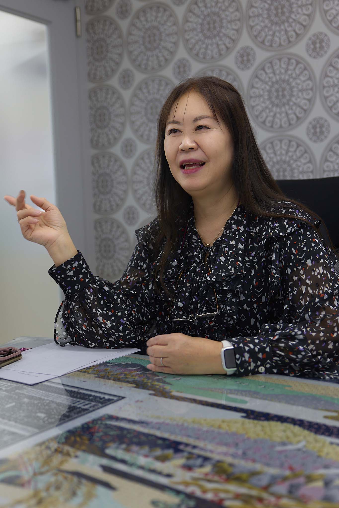 会社で働く人たちへの思いを語る朝井紀美子さん