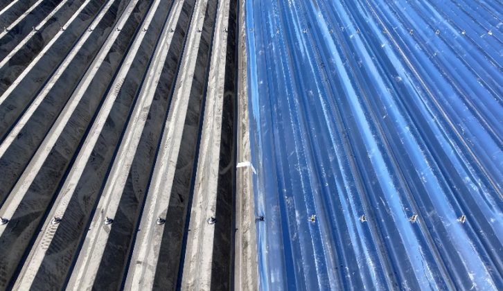 プライマーを塗布して生地を貼付け