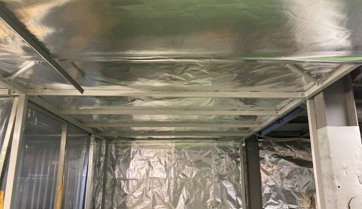 鉄骨とサーモバリアで天井を作る