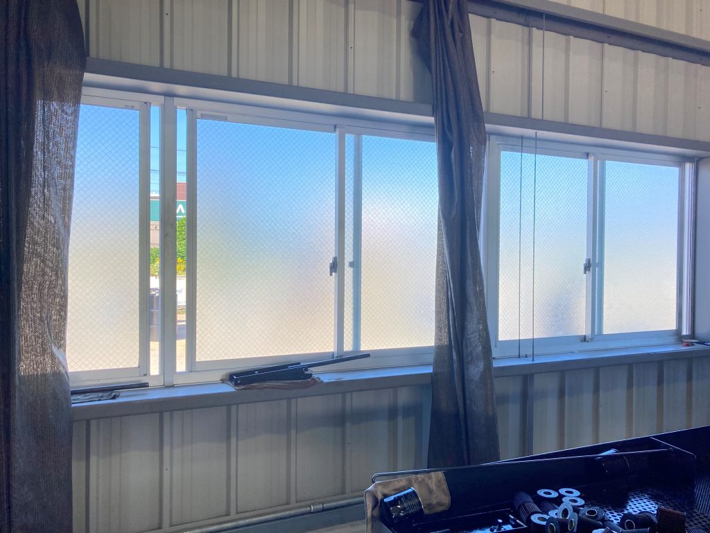 西日の強い窓際