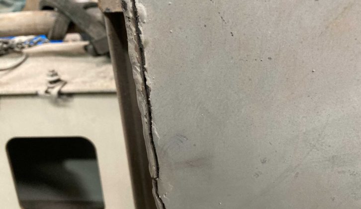 ブロワケーシングの割れ