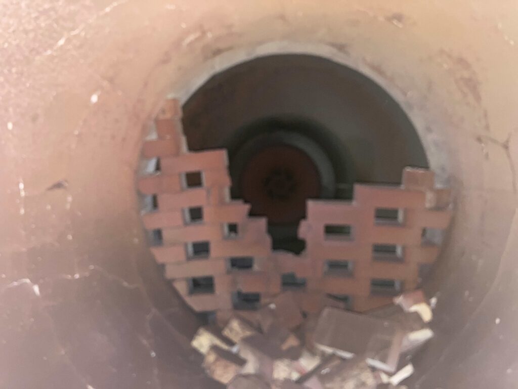 燃焼室内レンガ崩落を確認